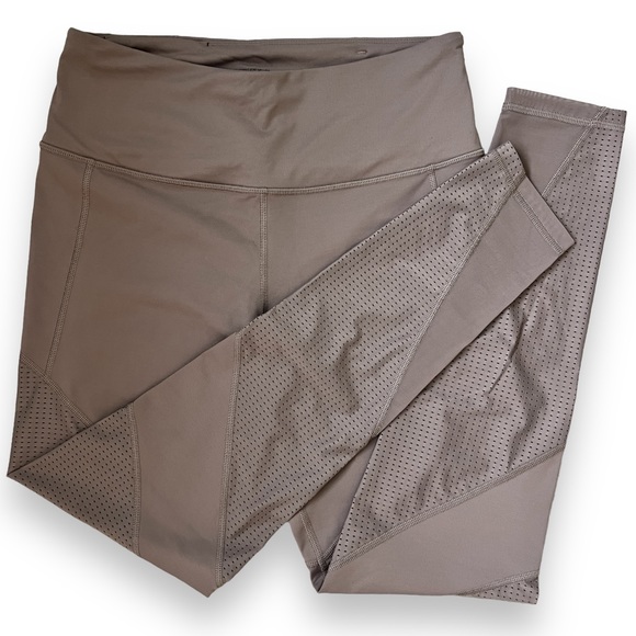 Victoria’s Secret Leggings Victoria’s Sport Knockout Tight in Taupe Size Medium - Picture 1 of 8